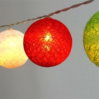 Iris Gömb alakú 6cm/színes fonott/4,5m/piros-fehér-zöld/30db LED-es/USB-s fényfüzér, fénydekoráció